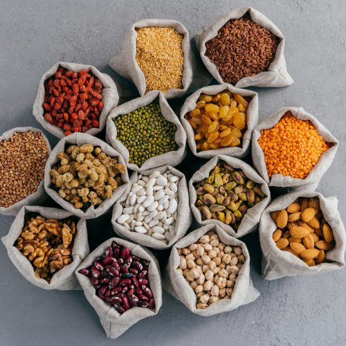 Top view of small bags with cereal grains: buckwheat, lentil, haricot, chickpea, goji, raisins, pistache, Chickasano pea, mulberry, sycamin, almond. Collection set SSUCv3H4sIAAAAAAAEAJ2RyW7CMBCG75X6DpHPRMIJSYBXQT2MF4iFsZHttIpQ3r1ecDXnHix5vln/mdfnR9MQBl5xcm5eyYq20nrxwUFQ1kS83725k0ZIh4kUKlinQGPIIPDZwENGaBatE96yk/gAYfHSp2ZvxCHIW6xR4F+JMtGl2E11ZGfMiC5Cdoj5hWVW0bb7d2b5fFU1cJOGr3lgJMRJLaEIuZRQcv8J0j2wNFiEskjVt+WgU0CPKj2d4srcUJoNc95yTeN2McGteHKirX0C02nF11hTVj6D9zFcVI4a8XhT+0B9jA1ZwLsqEfESyaR9t+9ofsPQTbQ/kno9y+9KYInloLOKLrcirtIEZOoORzZSaMcBhvZwZacW+DS2vRzYcZwoZeIUF7/9AmnGw9aHAgAA